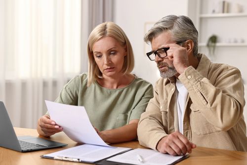 Foto: Älteres Ehepaar liest gemeinsam Dokumente