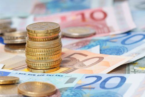 Foto: Geldmünzen und Geldscheine